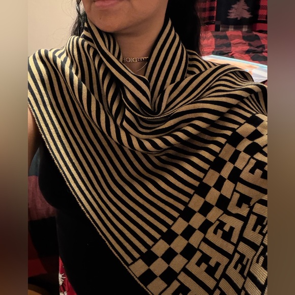 🩷Stunning Fendi Zucca Scarf.❤️Authentic and 99% new. - Picture 10 of 12